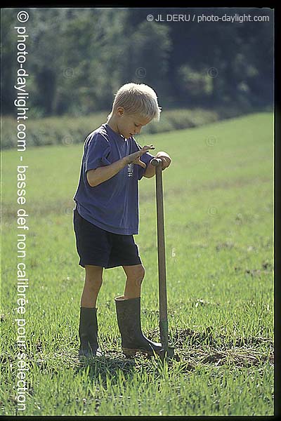 petit garon et sa bche - little boy and his spade